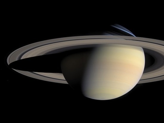 Из снимков Сатурна, полученных «Кассини», составили видеоролик