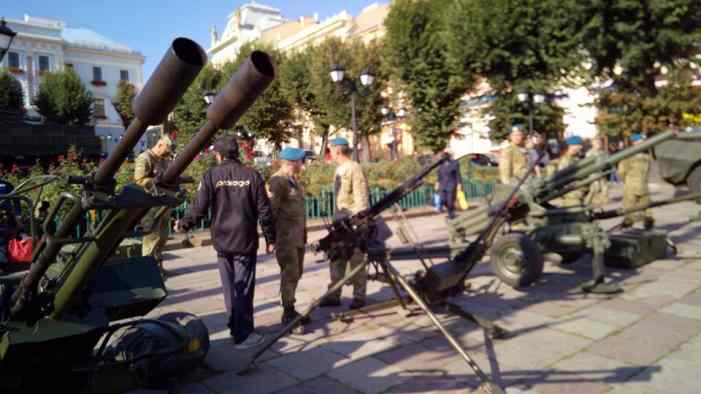 С утра пахнет перегаром — это украинские военные празднуют «день флага» С утра пахнет перегаром — это украинские военные празднуют «день флага»