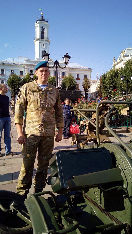 С утра пахнет перегаром — это украинские военные празднуют «день флага» С утра пахнет перегаром — это украинские военные празднуют «день флага»