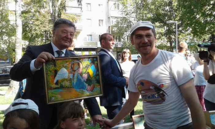 Шура Балаганов подарил Порошенко картину, написанную благодаря боевикам «АТО» 