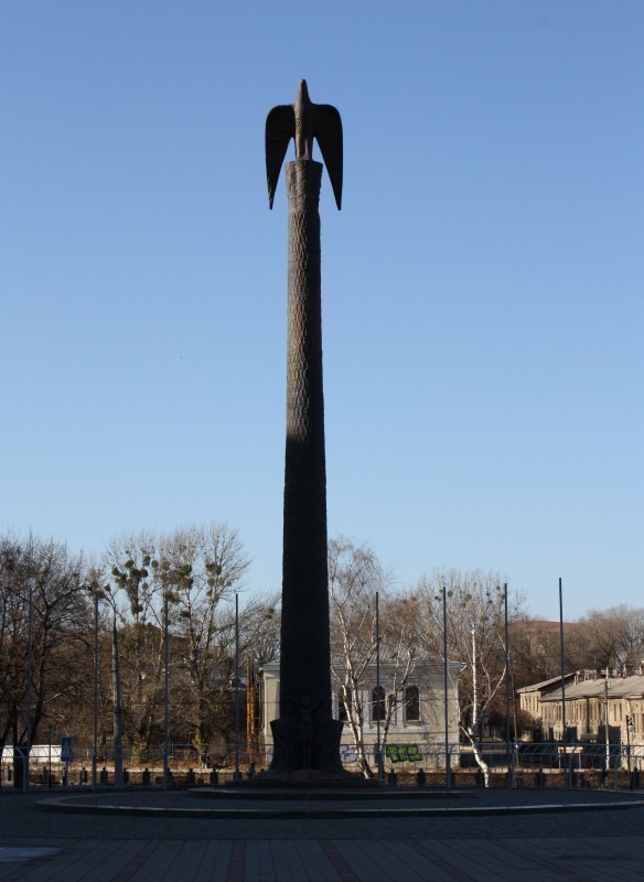В Харькове устанавливают очередной памятник вопреки воле местных жителей 