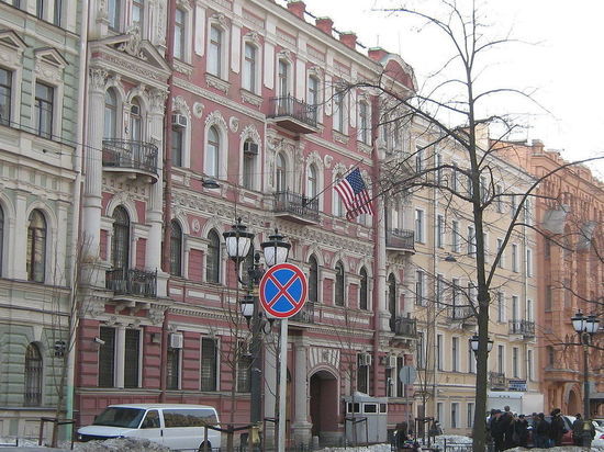 В Петербурге облили краской здание генконсульства США