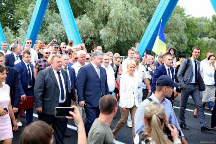 Порошенко с помпой открыл мост, разрушенный гусеницами танков, утюживших Донбасс 