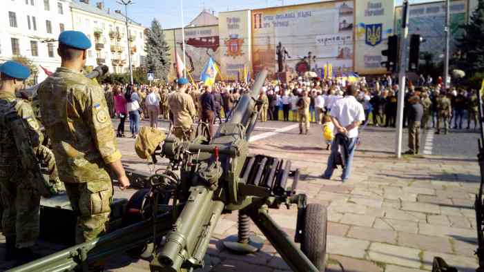 С утра пахнет перегаром — это украинские военные празднуют «день флага» С утра пахнет перегаром — это украинские военные празднуют «день флага»