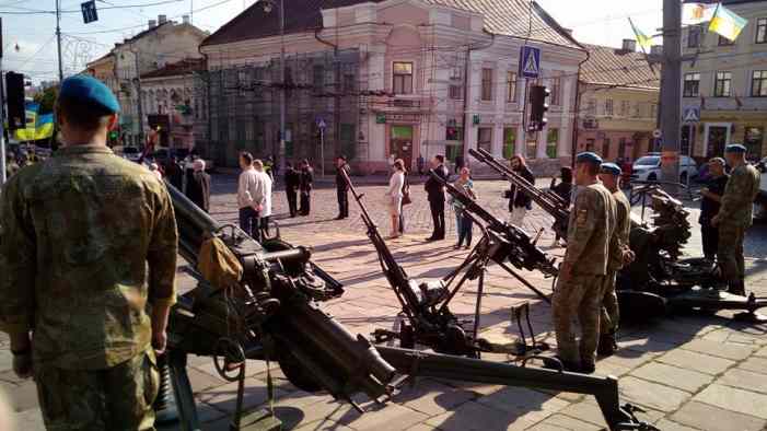 С утра пахнет перегаром — это украинские военные празднуют «день флага» С утра пахнет перегаром — это украинские военные празднуют «день флага»