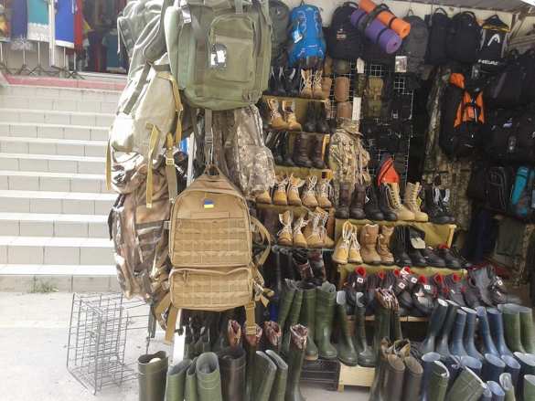 «Украинский прапорщик» неистребим — на львовских рынках вовсю торгуют украденной военной амуницией (ФОТОФАКТ)