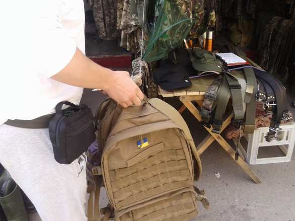 «Украинский прапорщик» неистребим — на львовских рынках вовсю торгуют украденной военной амуницией (ФОТОФАКТ)
