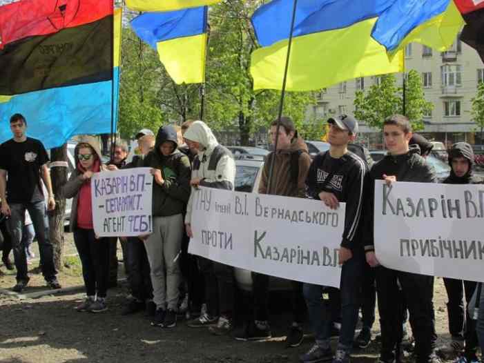 Воровство, алкоголизм, сепаратизм: Приключения Казарина в Киеве 