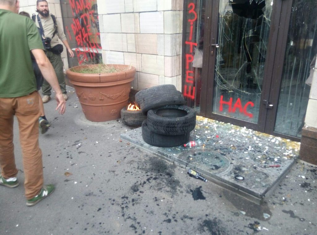 На Грушевского громят магазин, владельцы которого стерли «иконы» майданщиков 