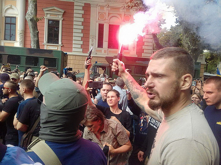 Новые беспорядки в Одессе: Экстремисты штурмуют горсовет Новые беспорядки в Одессе: Экстремисты штурмуют горсовет