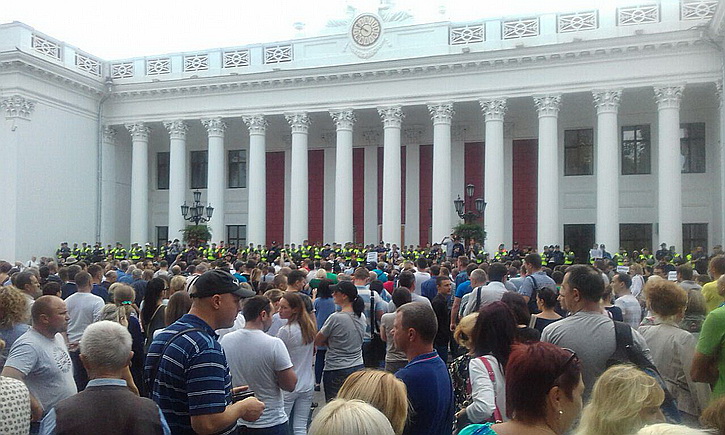 Новые беспорядки в Одессе: Экстремисты штурмуют горсовет Новые беспорядки в Одессе: Экстремисты штурмуют горсовет