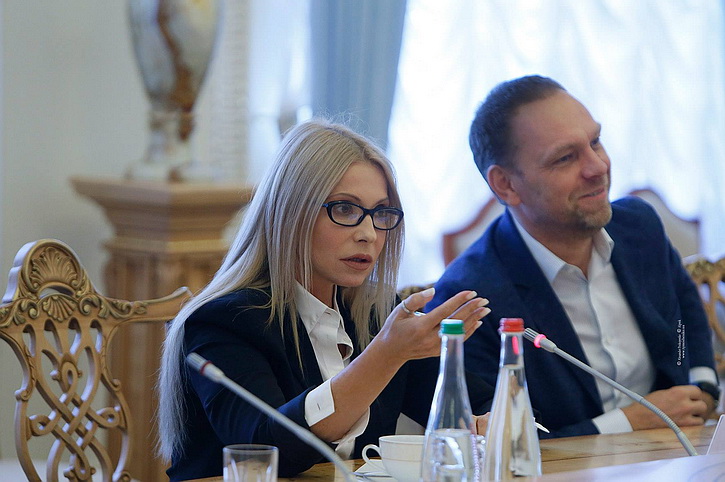 Юлия Тимошенко вновь в образе героини порно-фильмов 