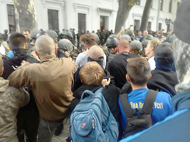 Новые беспорядки в Одессе: Экстремисты штурмуют горсовет Новые беспорядки в Одессе: Экстремисты штурмуют горсовет