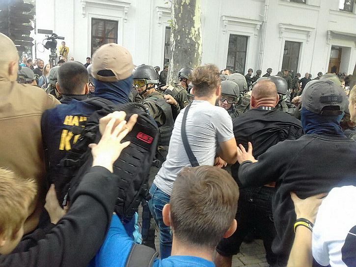 Новые беспорядки в Одессе: Экстремисты штурмуют горсовет Новые беспорядки в Одессе: Экстремисты штурмуют горсовет