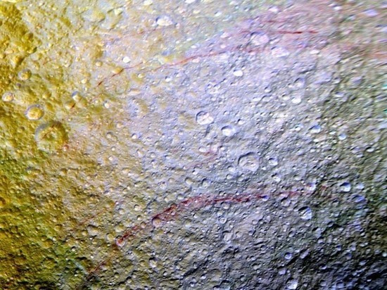 Красные шрамы на спутнике Сатурна, сфотографированные 