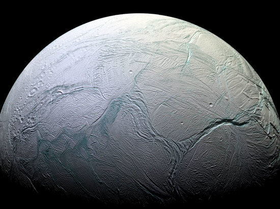Зонд Cassini прислал на Землю «прощальный» снимок Энцелада