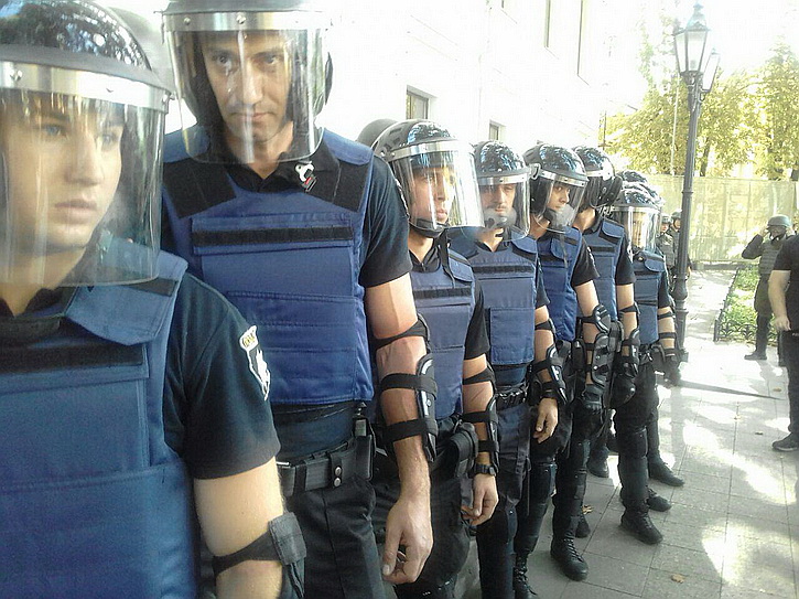 Новые беспорядки в Одессе: Экстремисты штурмуют горсовет Новые беспорядки в Одессе: Экстремисты штурмуют горсовет