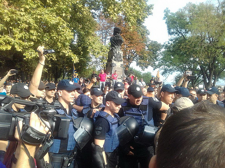 Новые беспорядки в Одессе: Экстремисты штурмуют горсовет Новые беспорядки в Одессе: Экстремисты штурмуют горсовет