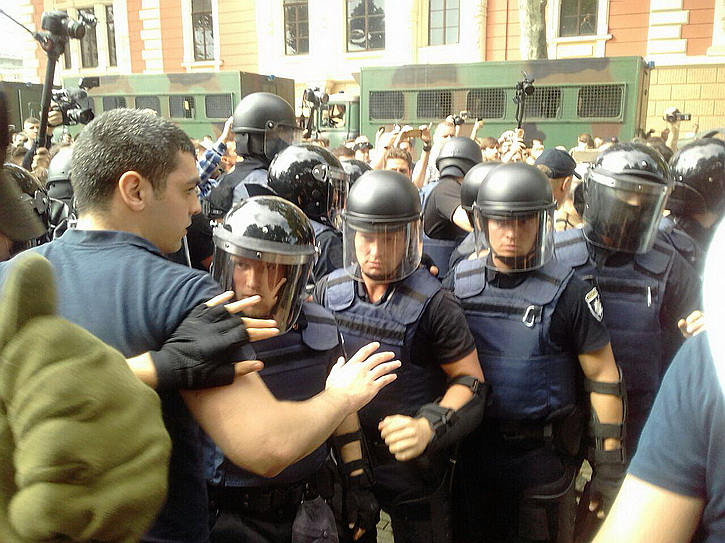 Новые беспорядки в Одессе: Экстремисты штурмуют горсовет Новые беспорядки в Одессе: Экстремисты штурмуют горсовет