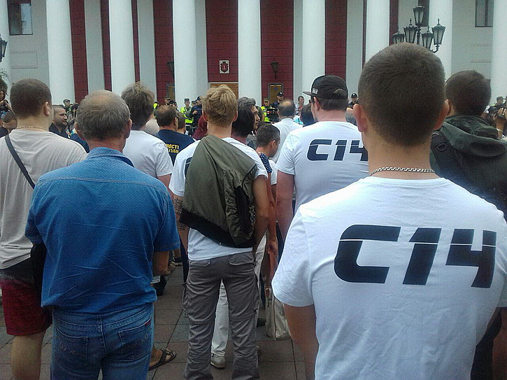 Новые беспорядки в Одессе: Экстремисты штурмуют горсовет Новые беспорядки в Одессе: Экстремисты штурмуют горсовет