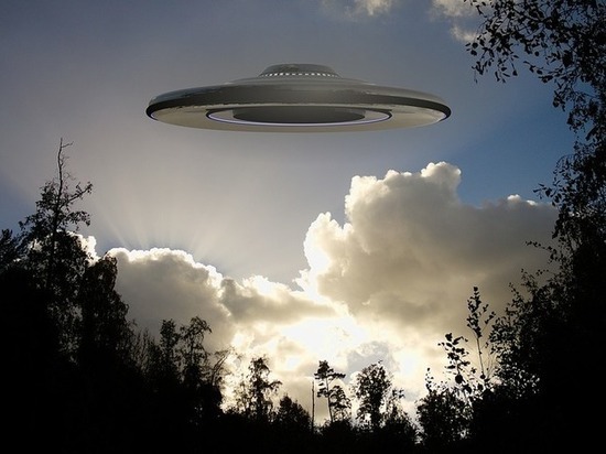 В небе над США завис полупрозрачный НЛО