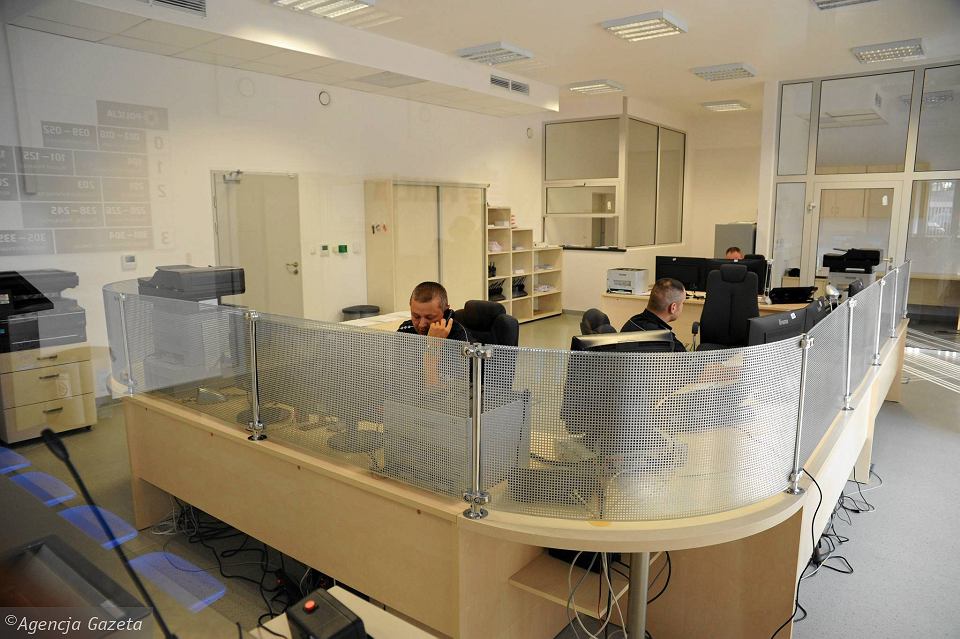 Польские полицейские дважды заставили украинку раздеться догола и сутки продержали в участке 