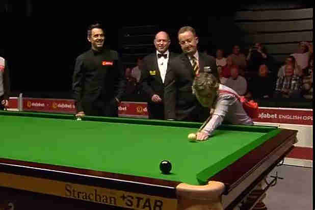 Решающий шар вместо снукериста О’Салливана пыталась забить болельщица Решающий шар вместо снукериста О’Салливана пыталась забить болельщица