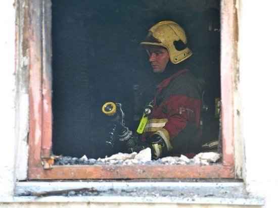 Пожар в доме престарелых заставил стариков спускаться с балкона Пожар в доме престарелых заставил стариков спускаться с балкона