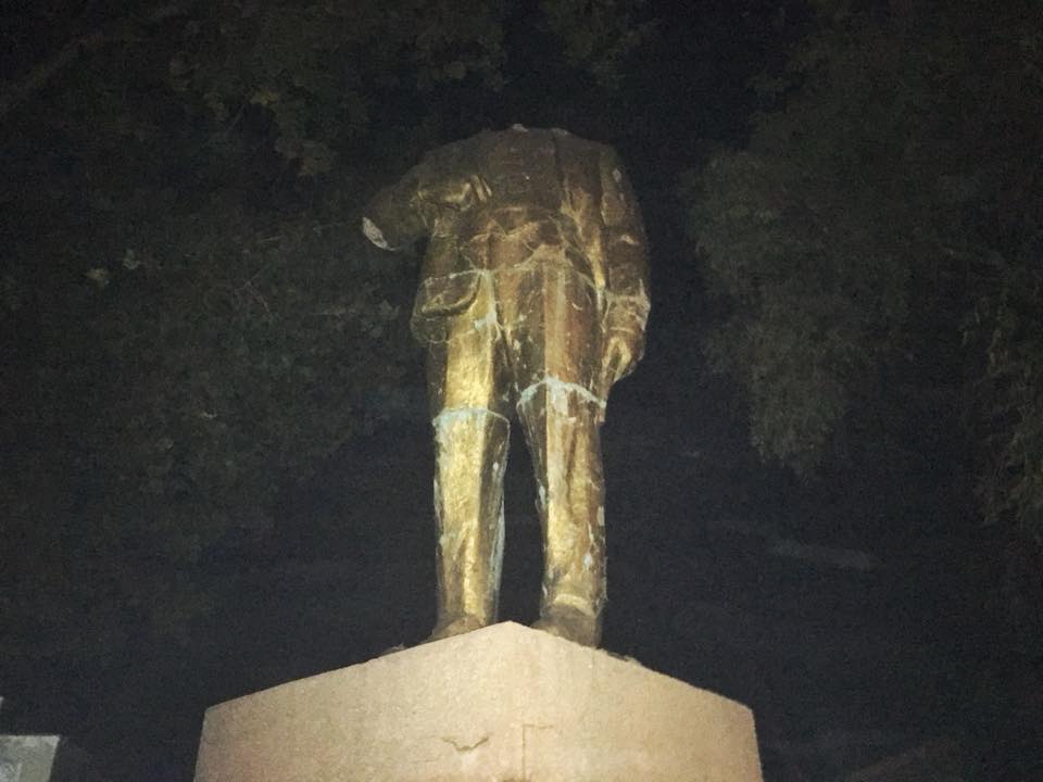 В Одесской области нацисты пошли с кувалдами на недавно отреставрированняый памятник Ленину 