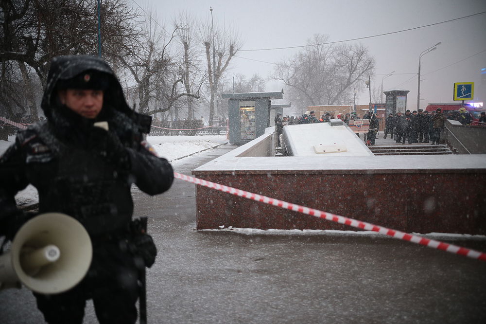 В Москве автобус въехал в переход метро, есть погибшие