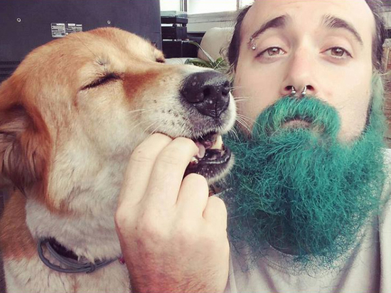 Зеленобородый музыкант с необычным инструментом и его пес покорили интернет