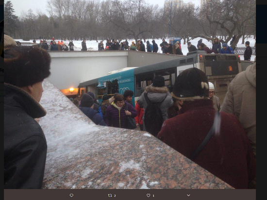 В Москве автобус въехал в переход метро, есть погибшие