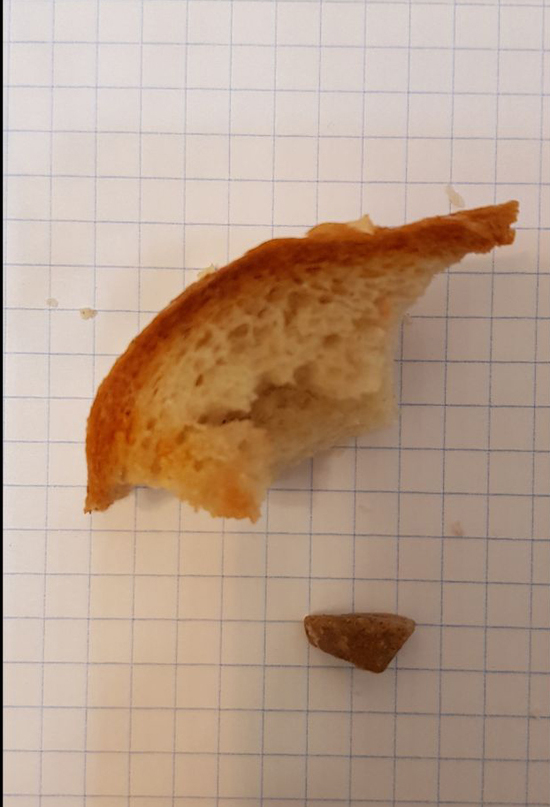 Москвичка обнаружила камень в батоне: зубы чудом остались целы