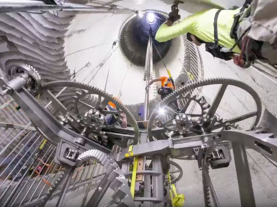 Основатель Amazon показал сборку часов, рассчитанных на 10 тысяч лет Основатель Amazon показал сборку часов, рассчитанных на 10 тысяч лет