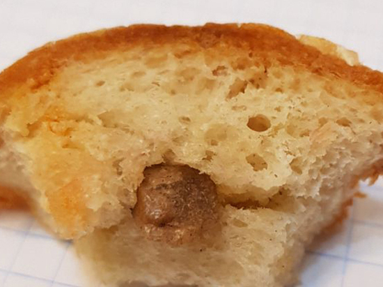 Москвичка обнаружила камень в батоне: зубы чудом остались целы