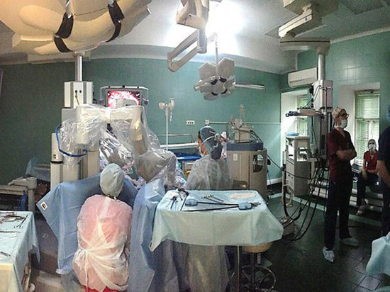 Москвичку весом 216 килограммов прооперировал робот