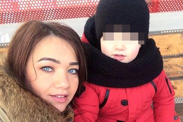 Женщина с ребенком попали под электричку, пропуская товарняк