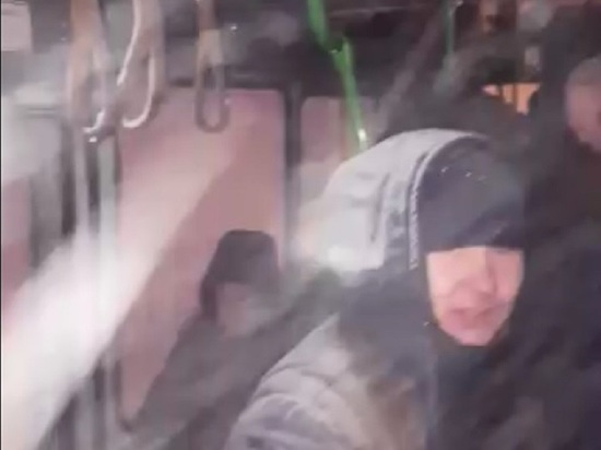 Снежная драма: рабочие сутки провели в автобусах при минус 20