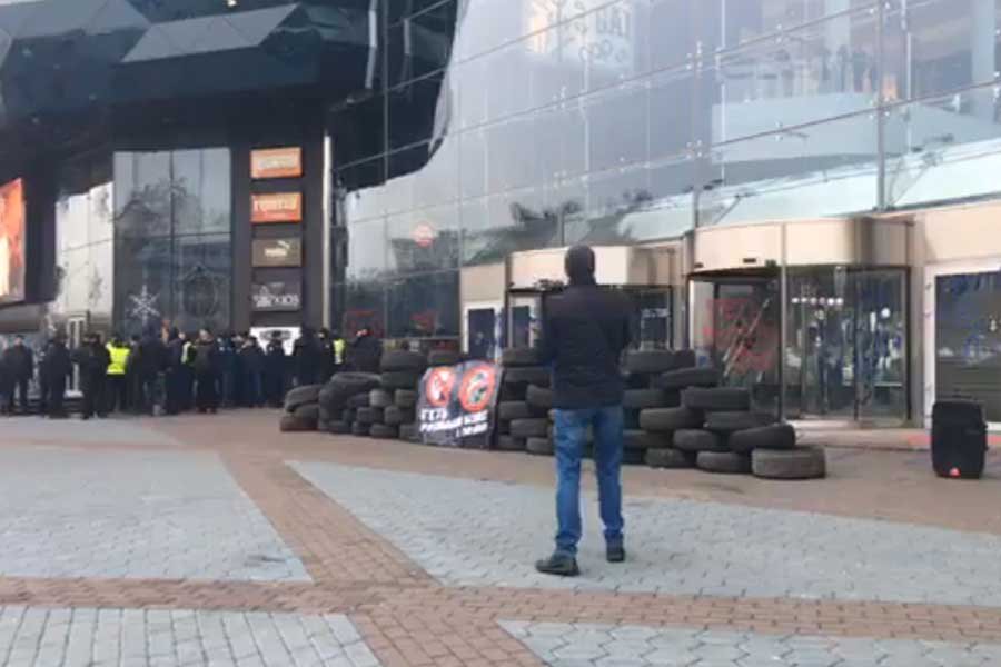 Митинг против российского бизнеса: националисты взяли в осаду ТЦ в Киеве