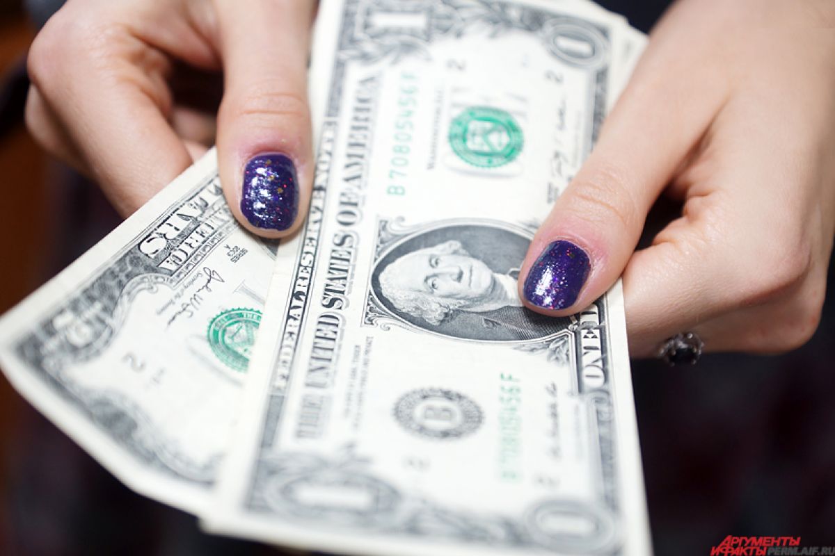 Эксперт назвал курс доллара, который выгоден для России