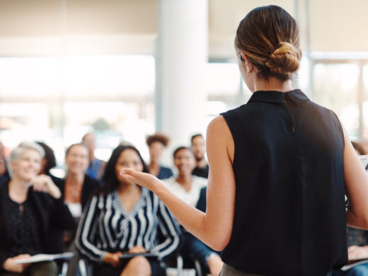 Публичное выступление без паники: чему учит командный тренинг и чего не даст индивидуальный курс